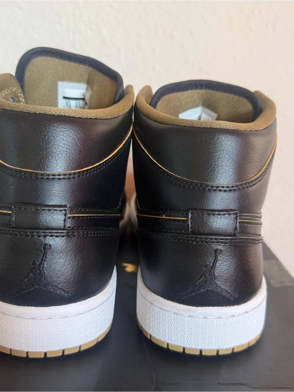 Air Jordon 1 Mid Black Metallic Gold White Men’s Size 9.5 554724 042